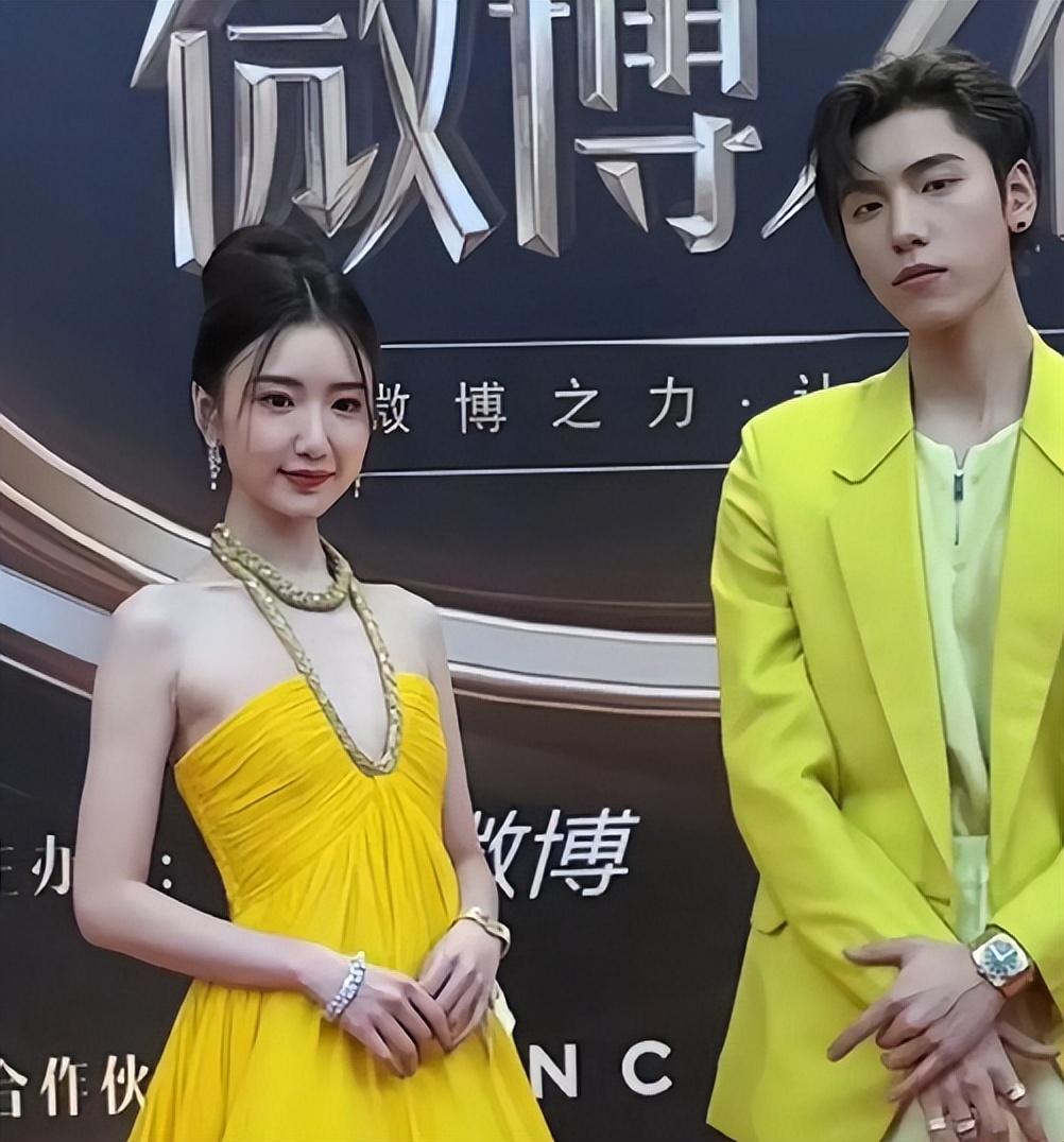 毛晓彤玩性感明明是一马平川.却非要露点什么好尴尬哟