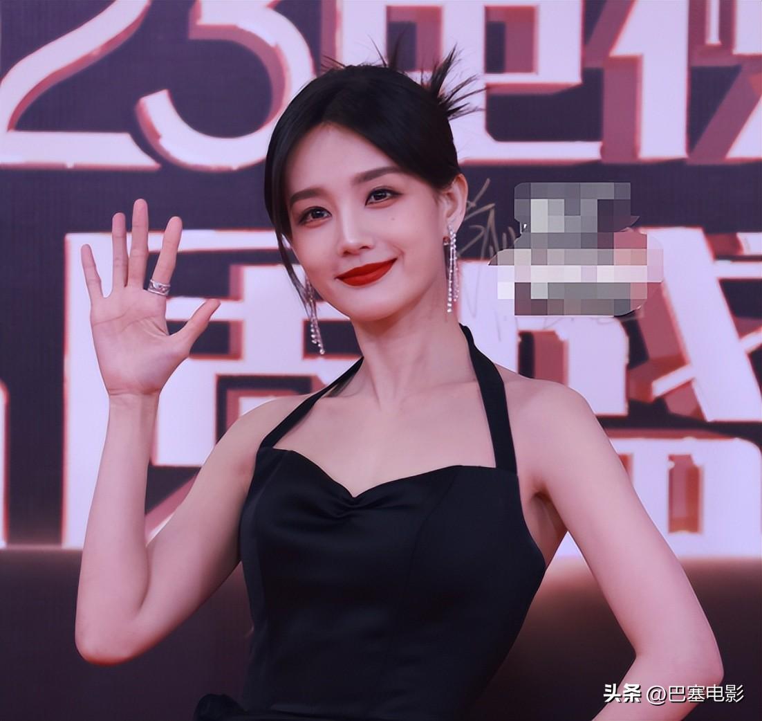 李小冉黑色亮片长裙红毯造型楚楚动人,网友大呼太美了