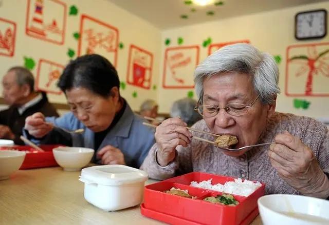 冷知识有解:为什么人老后更喜欢吃重口味食物还不喜欢喝水
