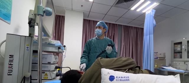 张嘴睡觉误吞20cm扳手尽不知道.