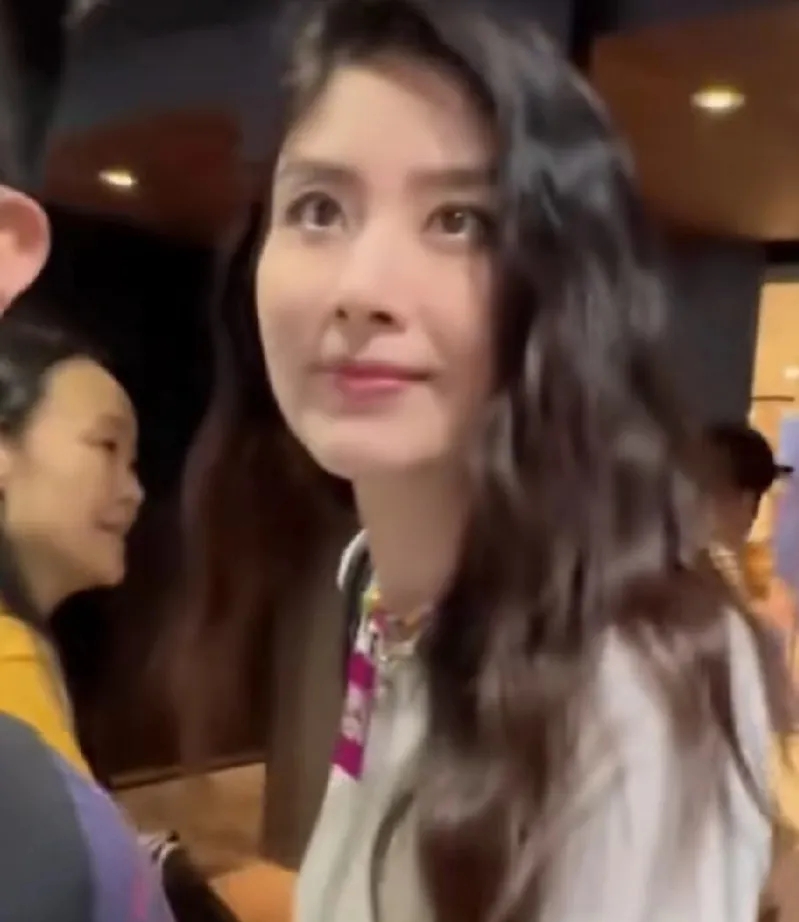 香港路人抓拍镜头里的陈慧琳,51岁的她依然是街头最美风景