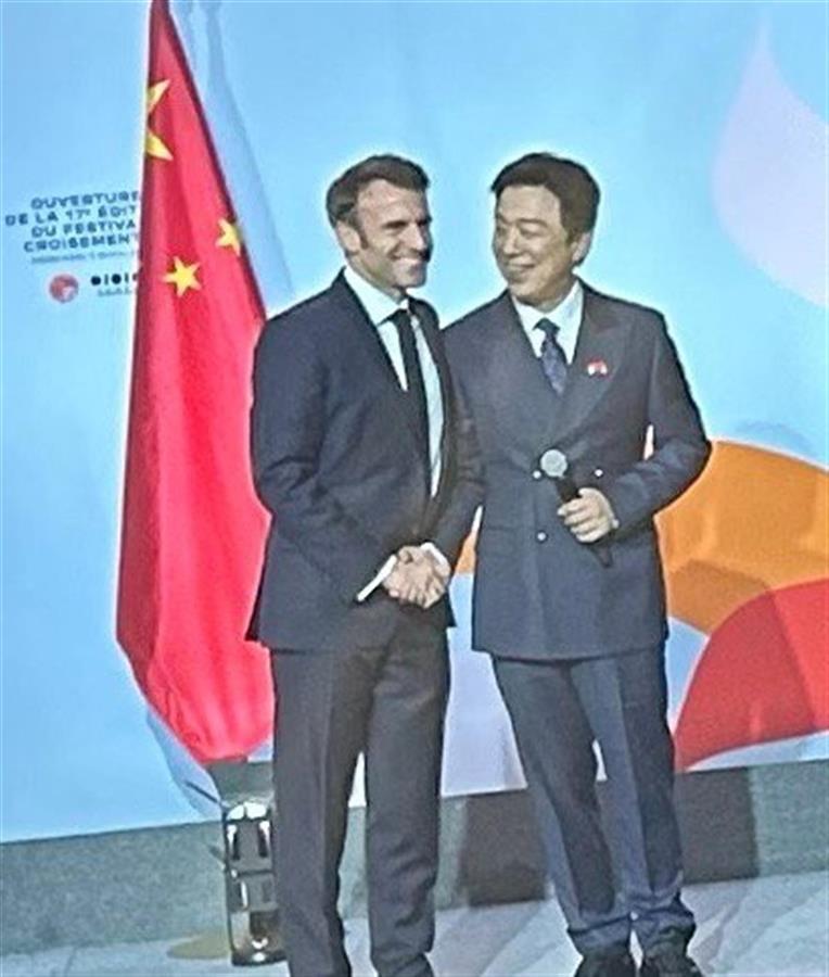 中法文化交流节上马克龙与演员黄渤握手,还有巩俐也在现场