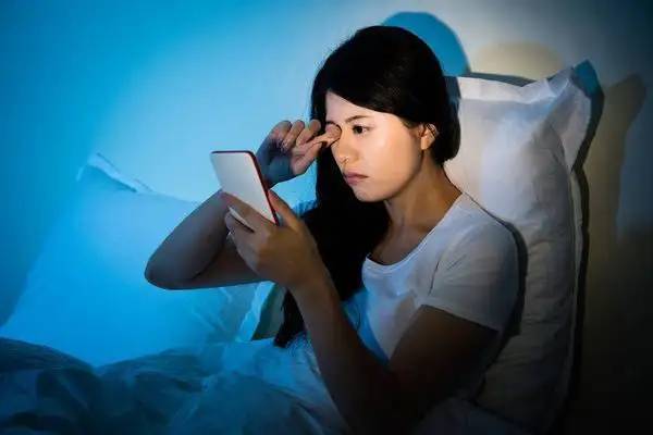 别在睡觉的时候关灯玩手机啦,有可能导致青光眼的形成