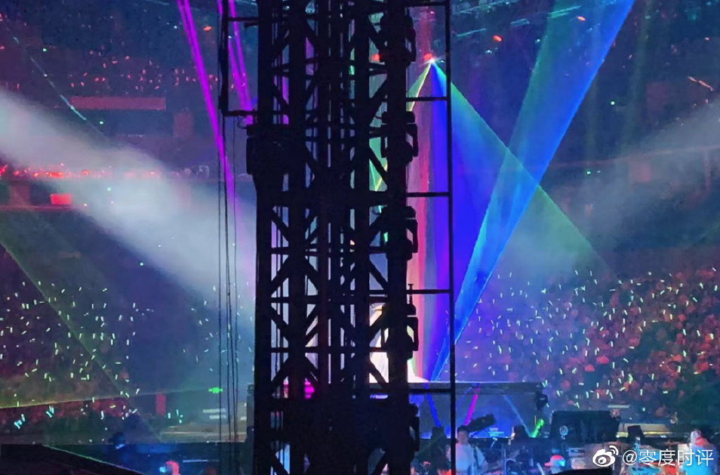 上海梁静茹演唱会1299的票,观众称花千元在演唱会上看柱子