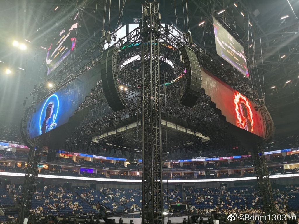 上海梁静茹演唱会1299的票,观众称花千元在演唱会上看柱子