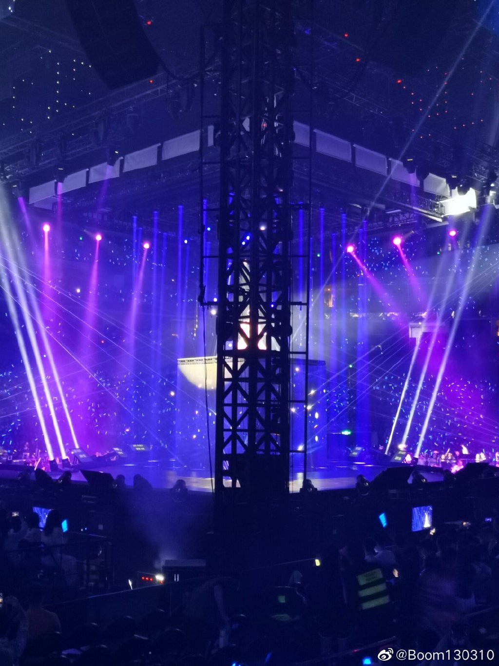 上海梁静茹演唱会1299的票,观众称花千元在演唱会上看柱子