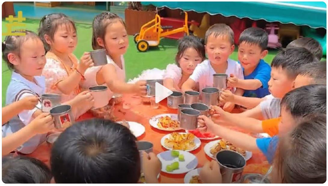 安徽某幼儿园为200多名孩子举办“吃大席”活动庆六一