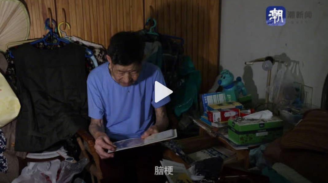 老伴走后第二天，浙大老教师又去捡垃圾了，放下自尊助学