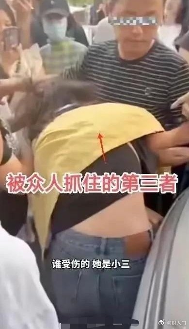 石家庄乐汇城：原配抓小三路人帮腔大骂男方不要脸