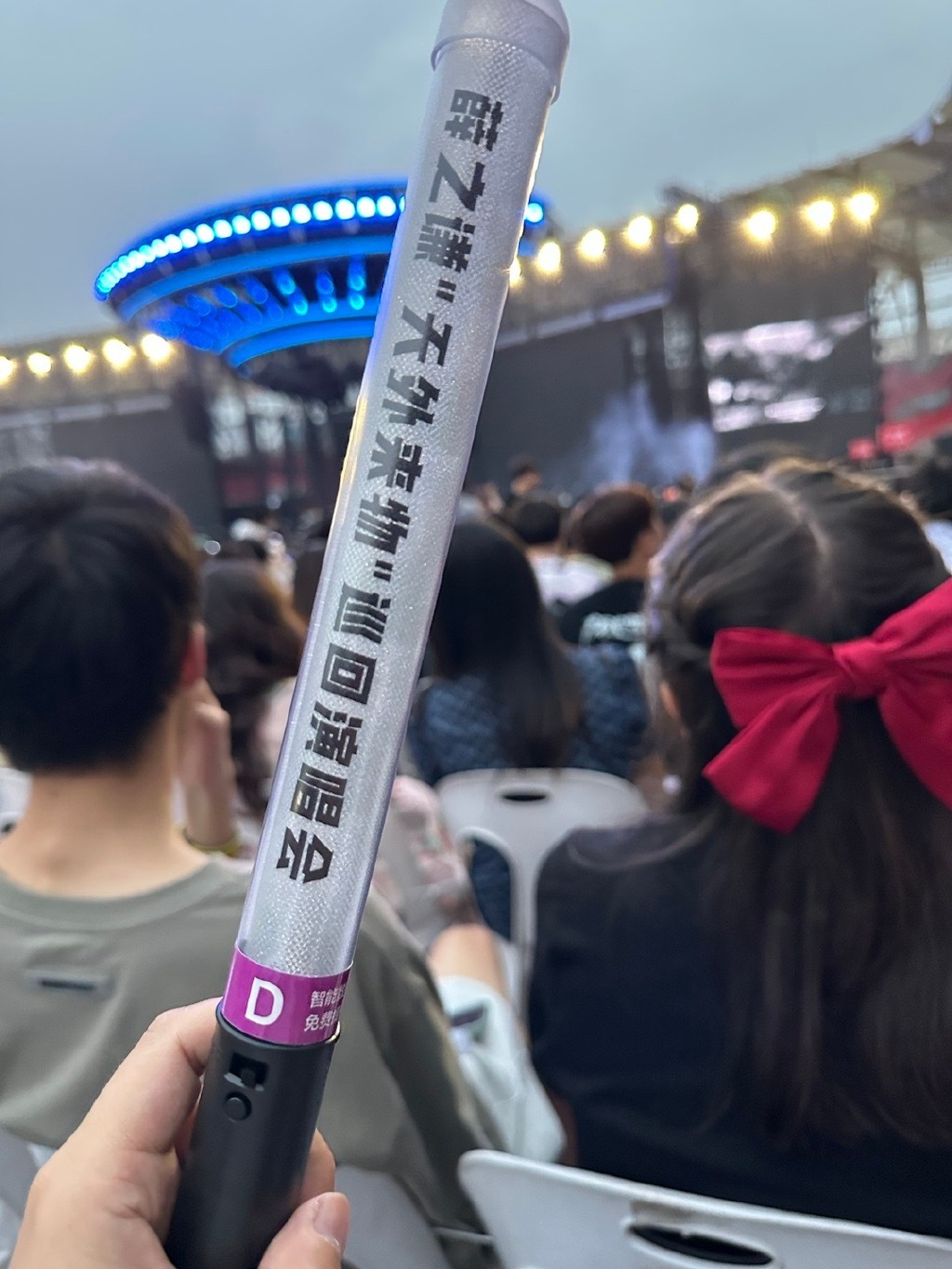 薛之谦武汉演唱会现场：把伴舞的鞋子扔了，还飙武汉话！