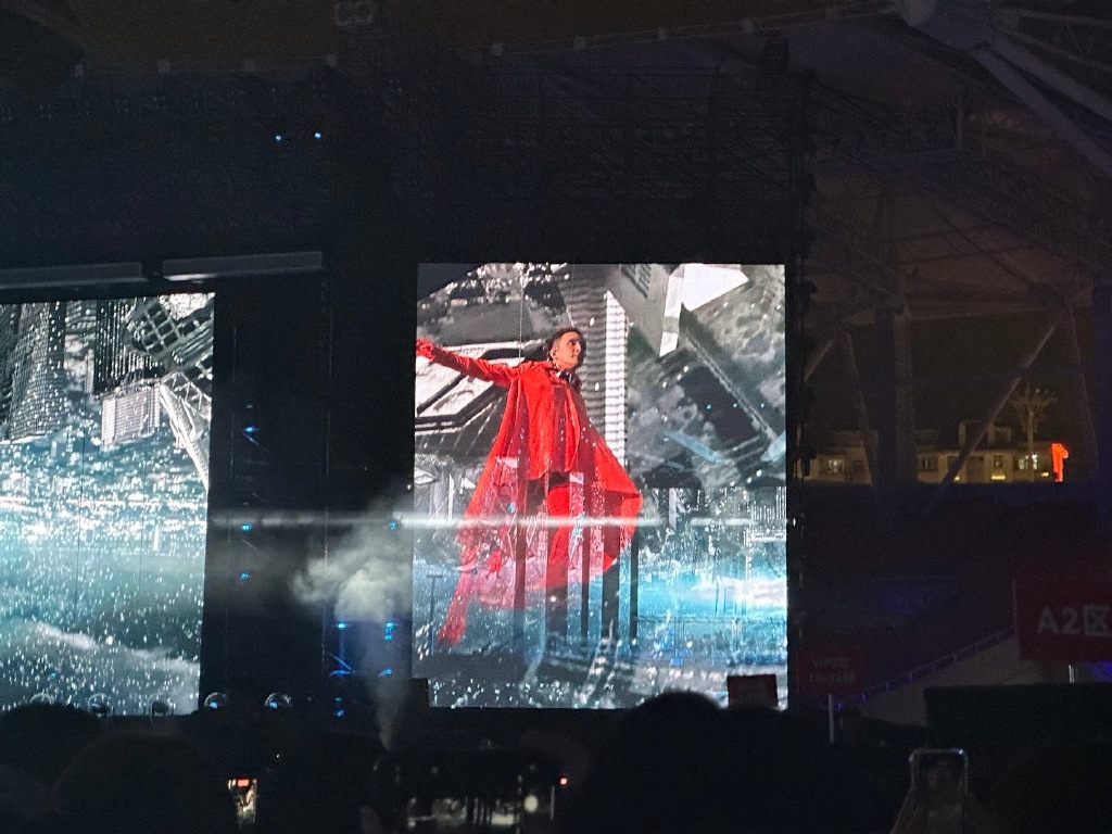 薛之谦武汉演唱会现场：把伴舞的鞋子扔了，还飙武汉话！