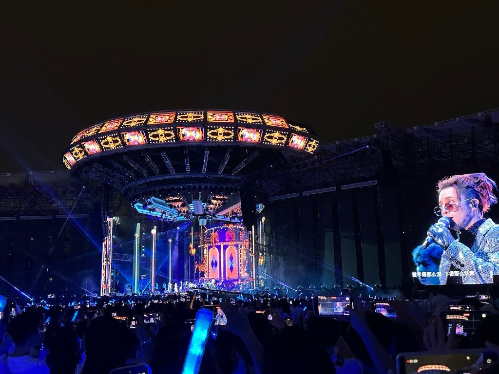 薛之谦武汉演唱会现场：把伴舞的鞋子扔了，还飙武汉话！