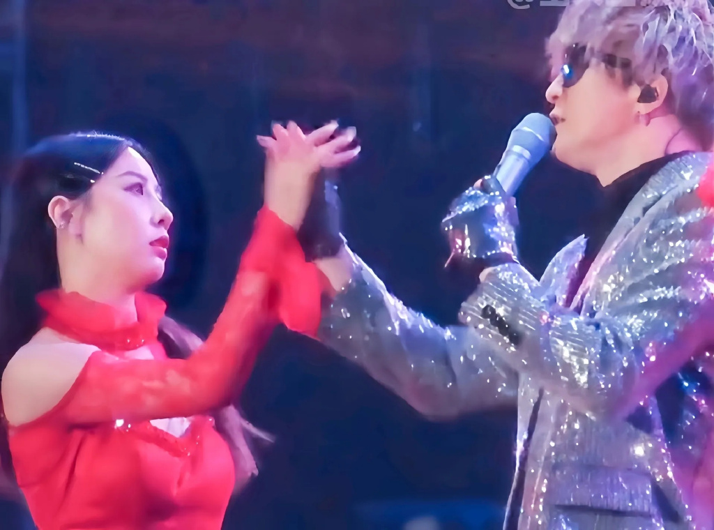 薛之谦武汉演唱会现场：把伴舞的鞋子扔了，还飙武汉话！