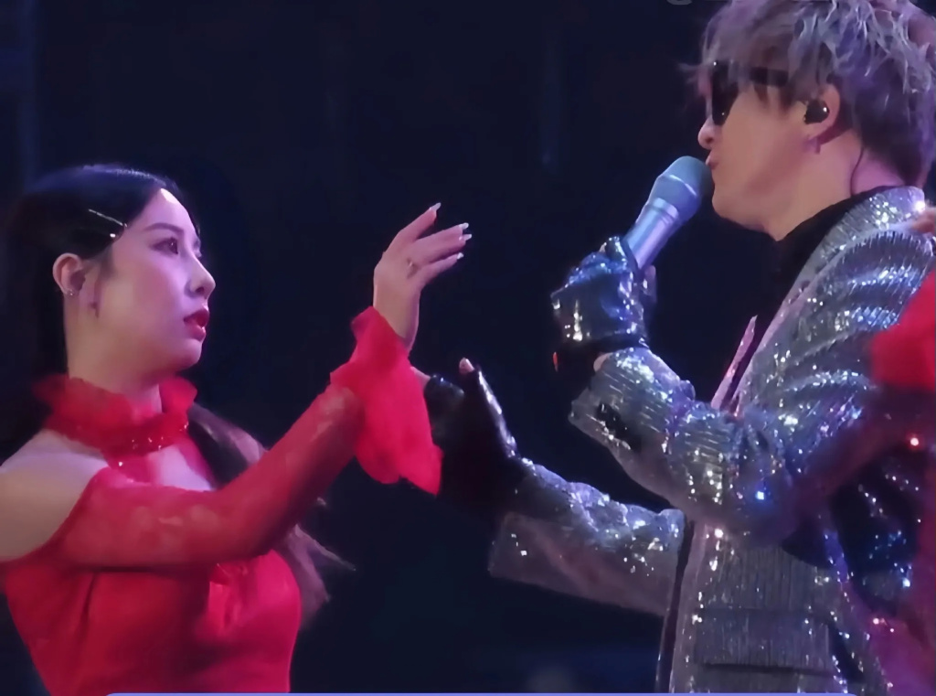 薛之谦武汉演唱会现场：把伴舞的鞋子扔了，还飙武汉话！