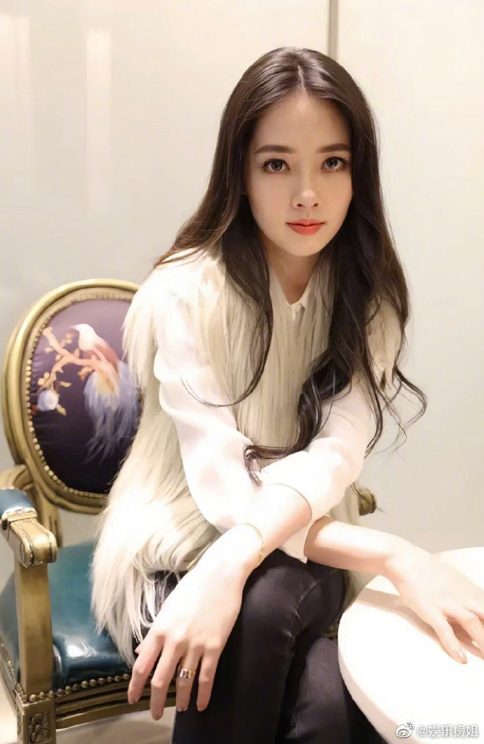 差点没认出来是郭碧婷，逛商场的穿搭好接地气哇！