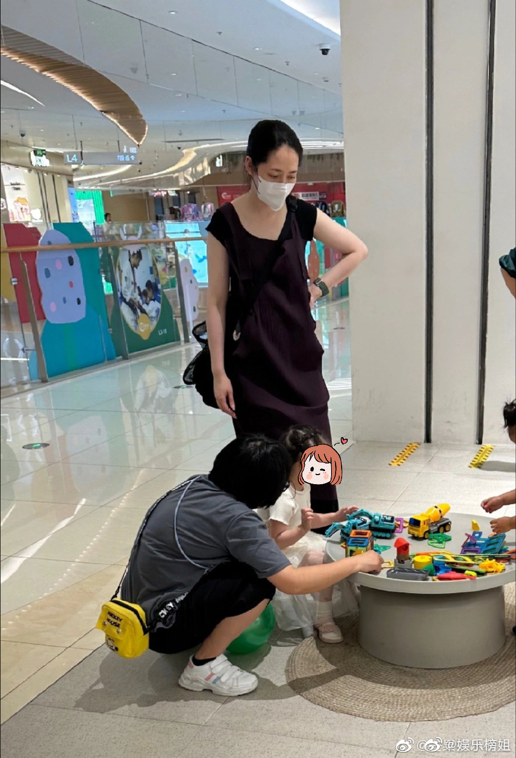 差点没认出来是郭碧婷，逛商场的穿搭好接地气哇！