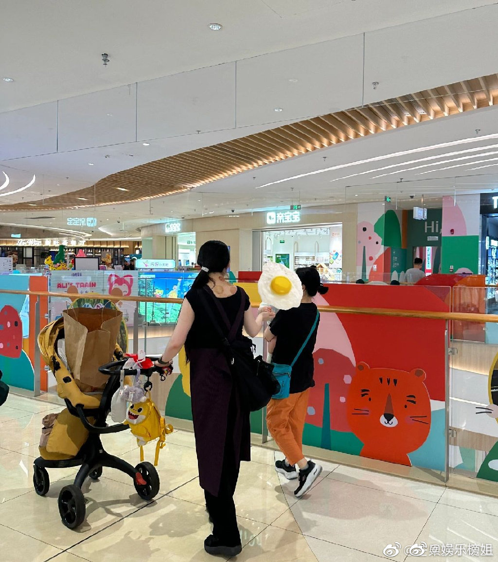 差点没认出来是郭碧婷，逛商场的穿搭好接地气哇！