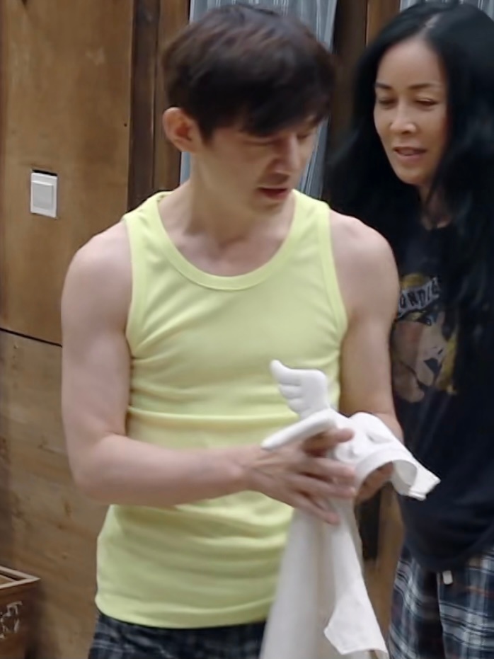 懵逼了：那英送何炅的衣服竟然是童装还带翅膀哟！