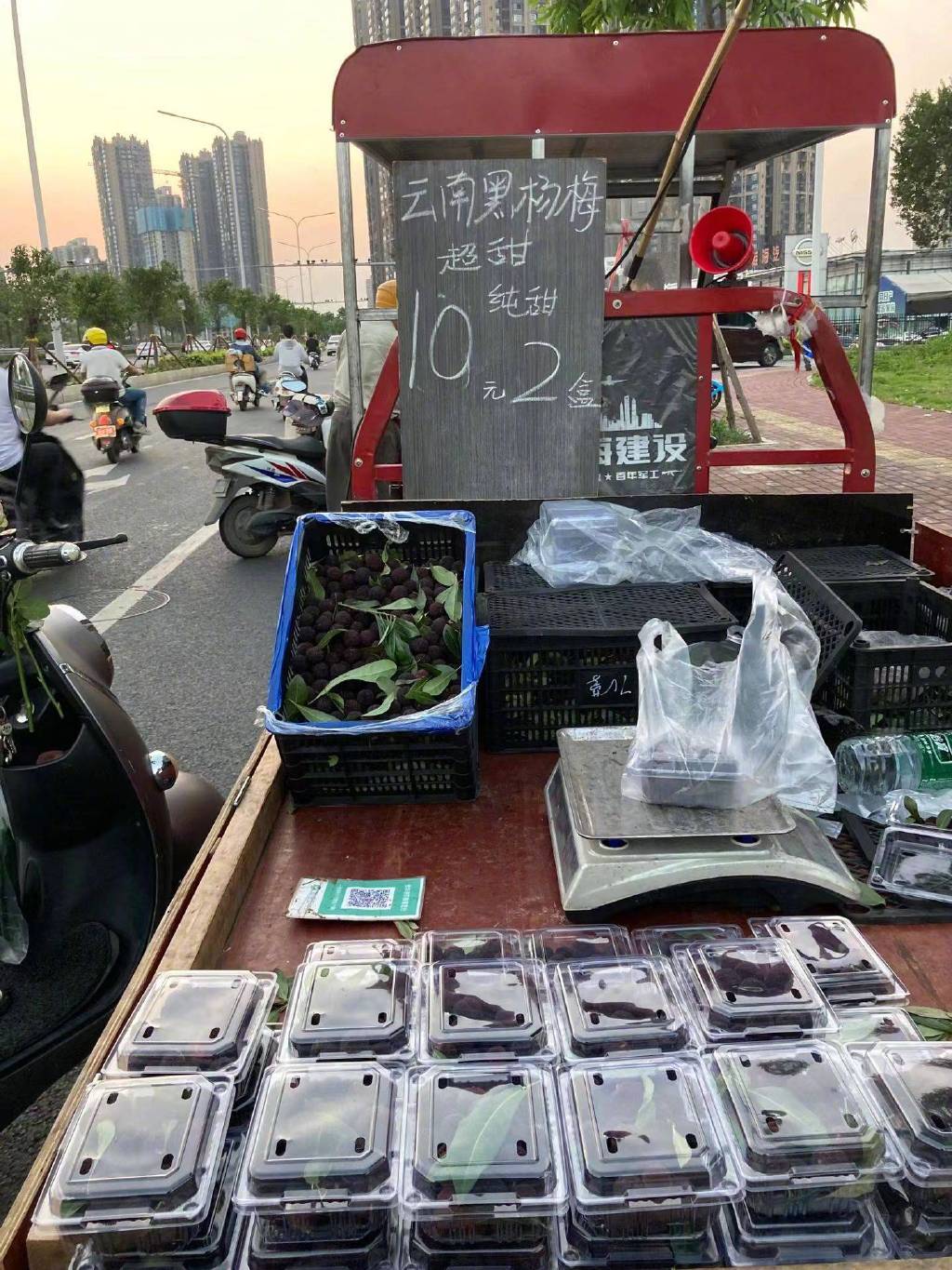 广西的水果有多便宜你上肯定想不到，街头摆着10元5个。