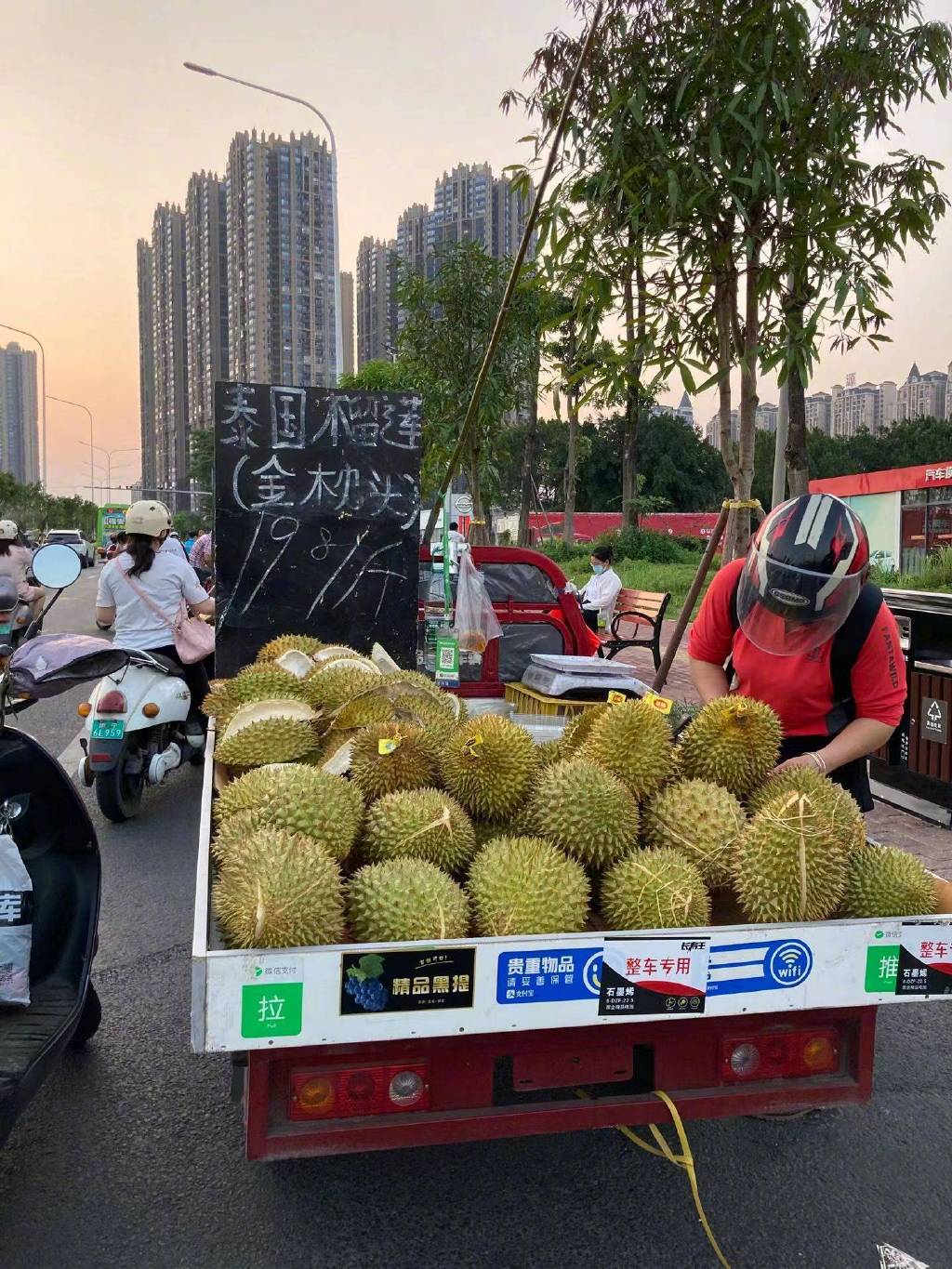 广西的水果有多便宜你上肯定想不到，街头摆着10元5个。