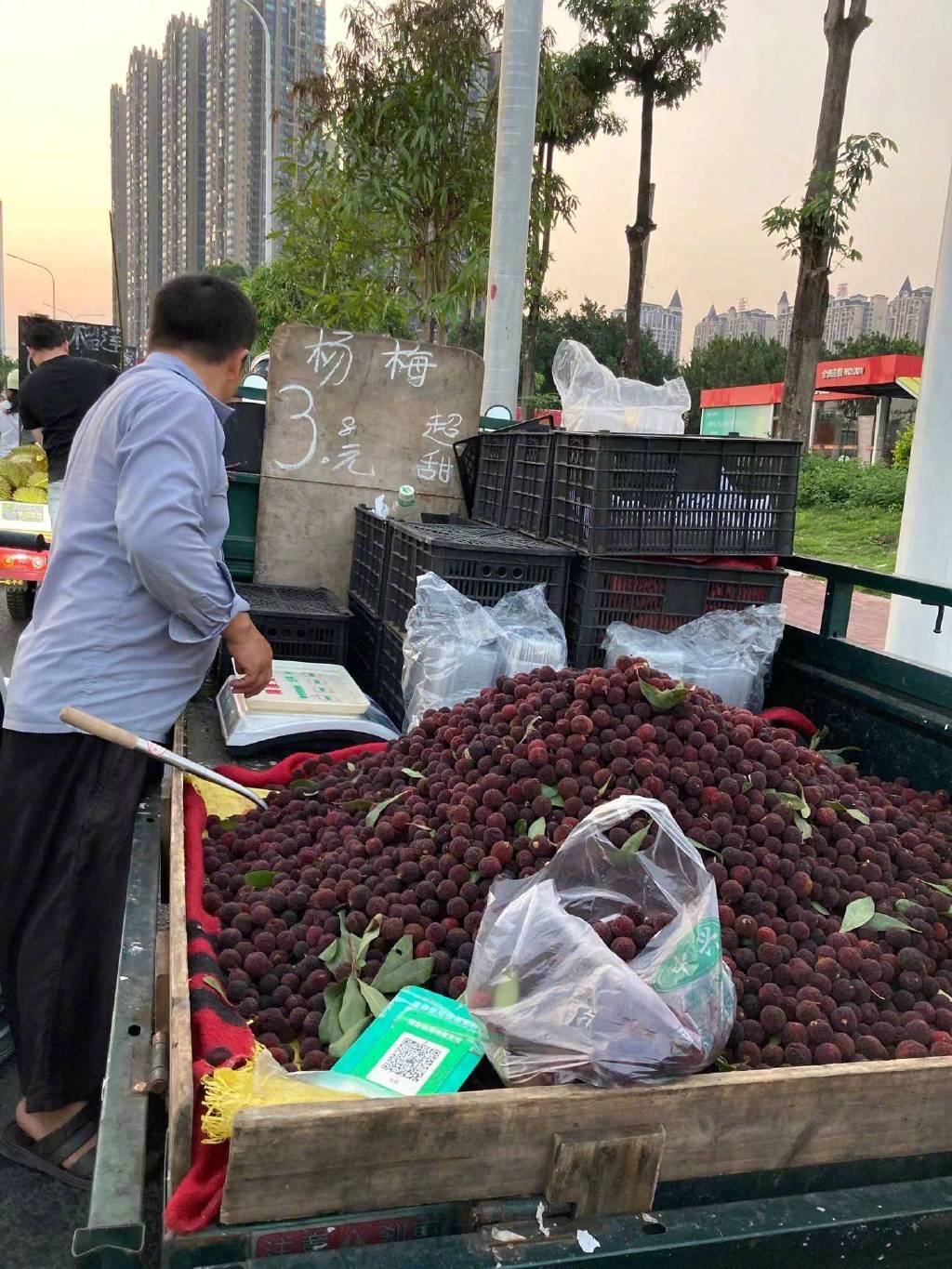 广西的水果有多便宜你上肯定想不到，街头摆着10元5个。