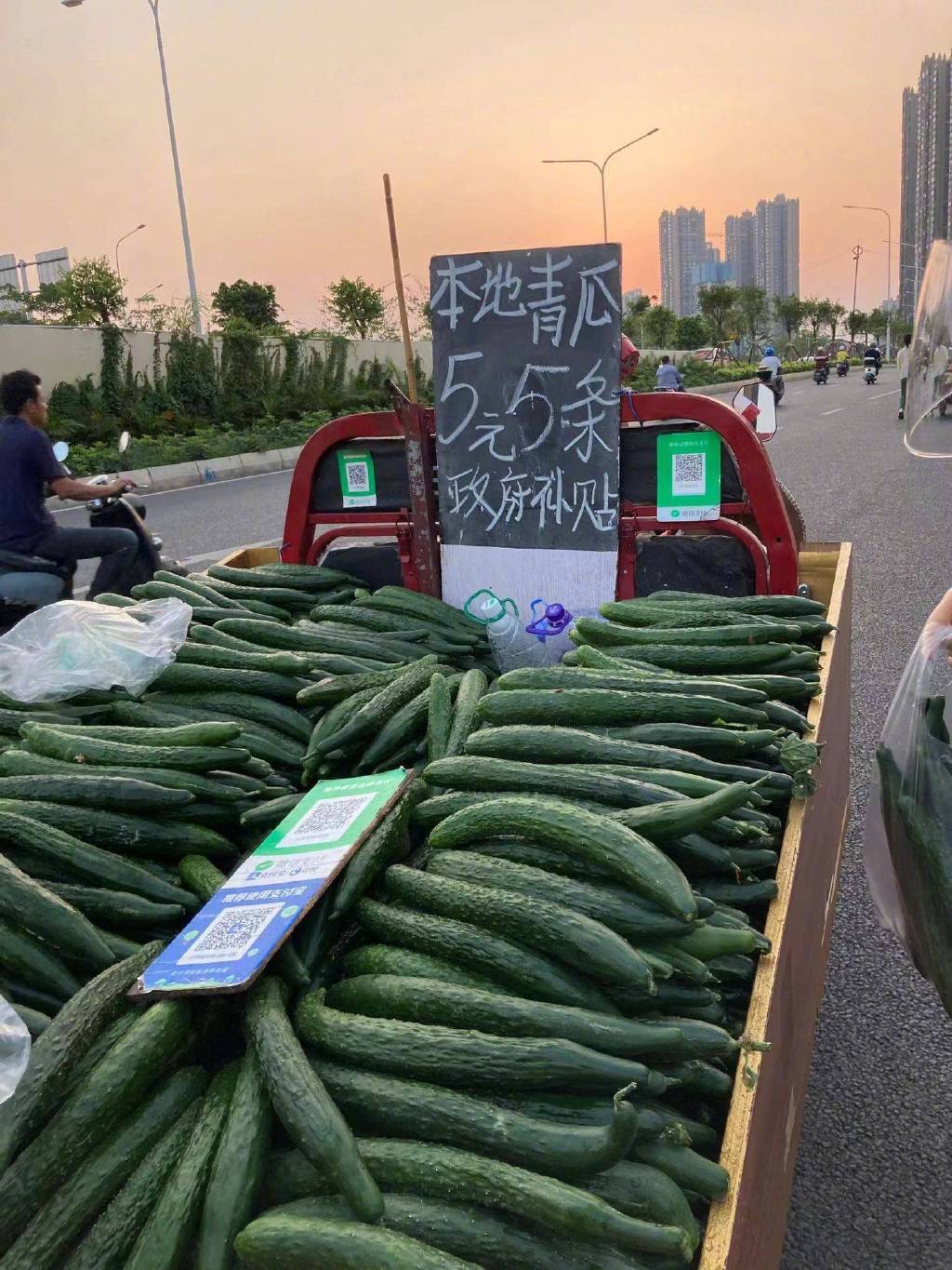 广西的水果有多便宜你上肯定想不到，街头摆着10元5个。