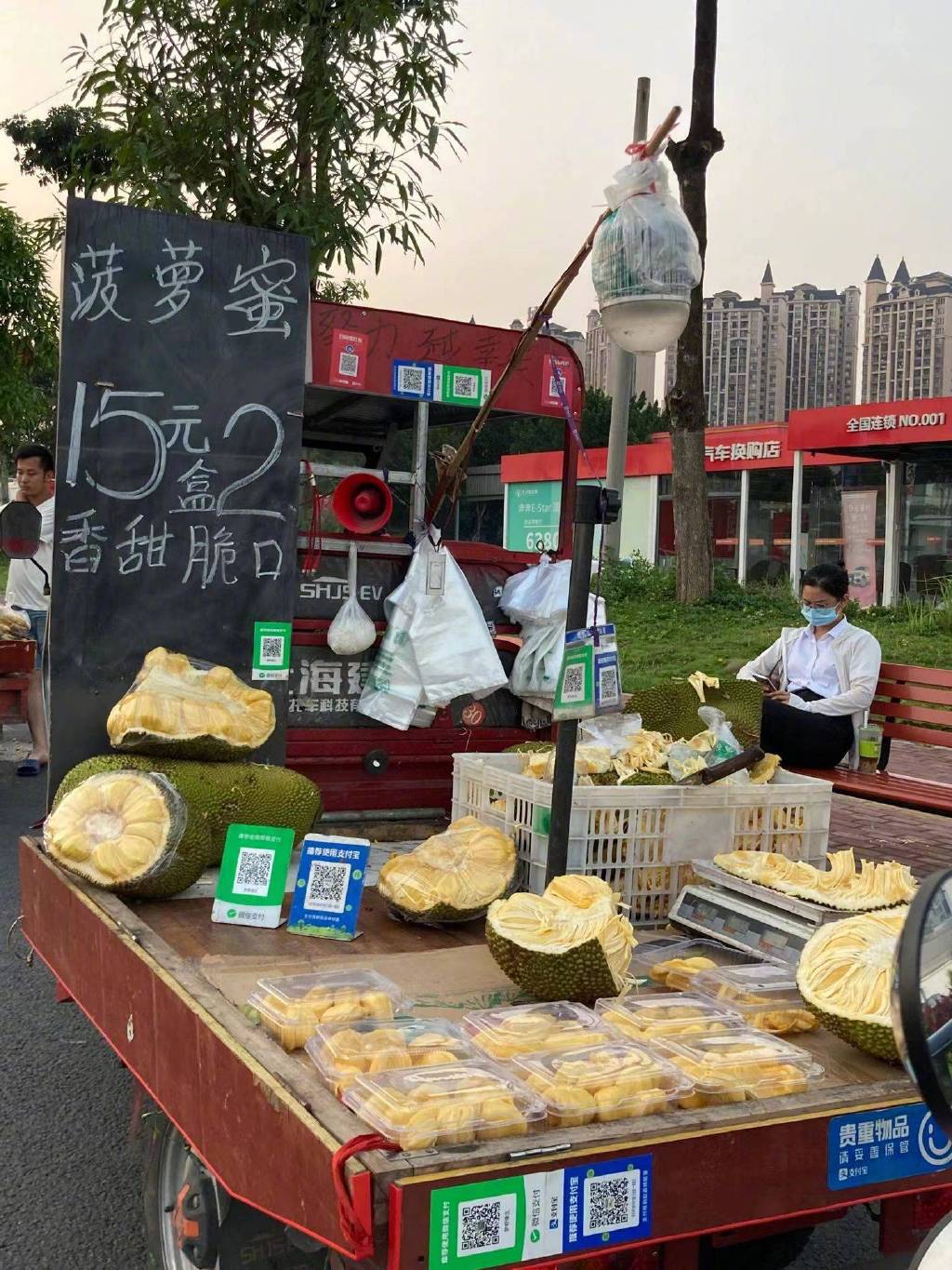 广西的水果有多便宜你上肯定想不到，街头摆着10元5个。