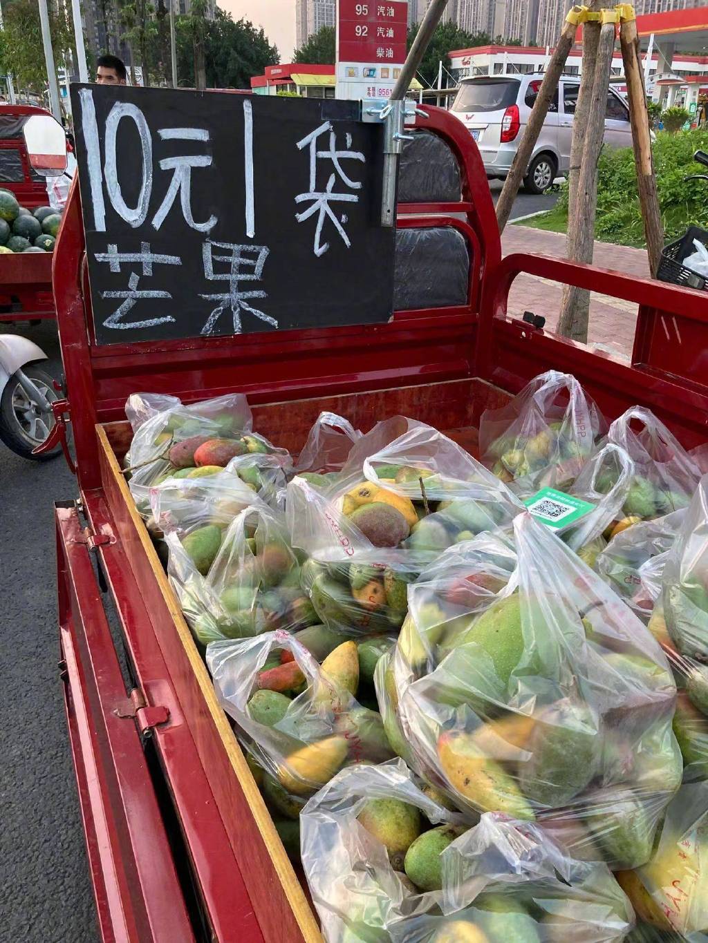 广西的水果有多便宜你上肯定想不到，街头摆着10元5个。