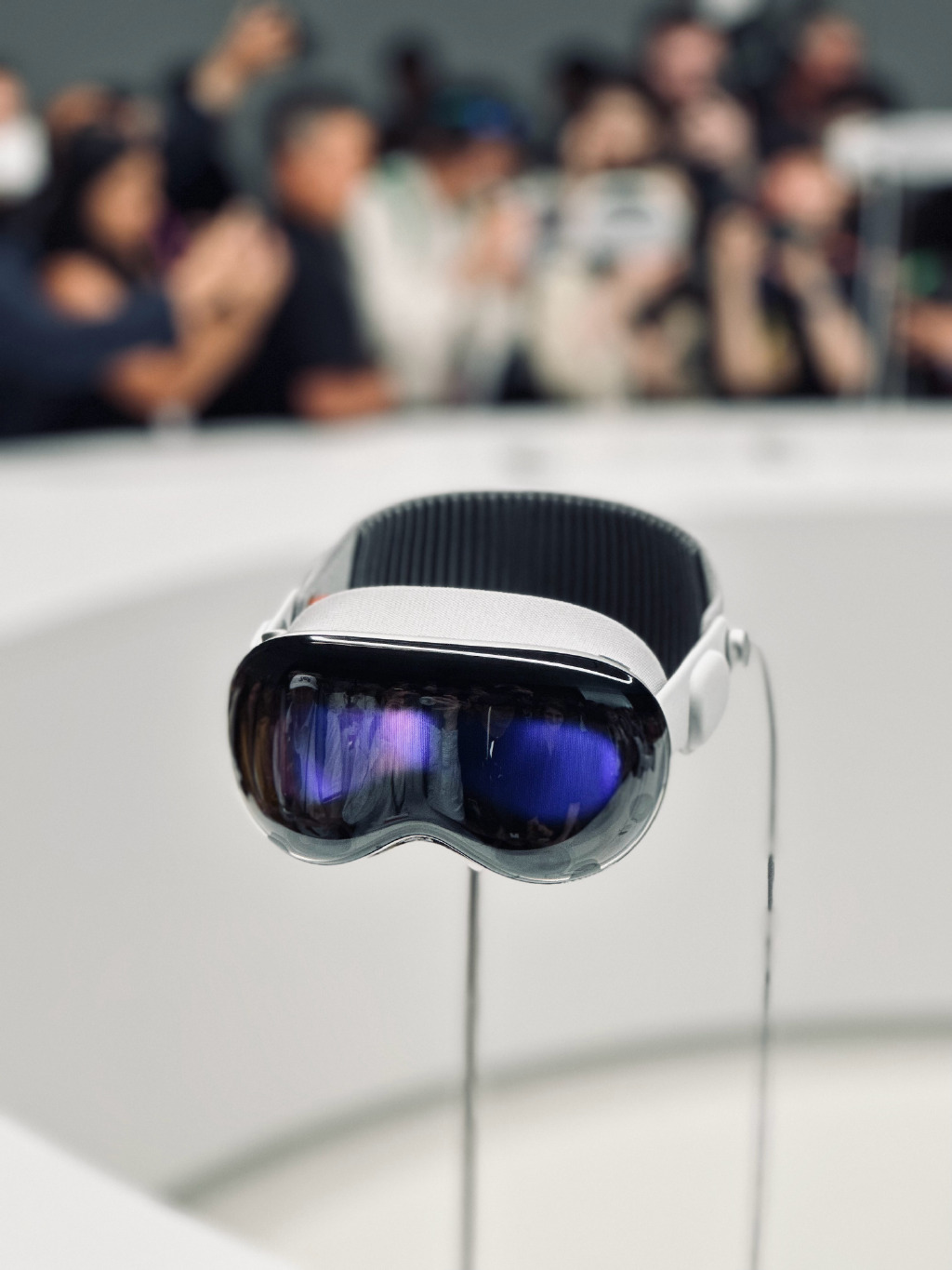 苹果发布首款混合现实头显Apple Vision Pro技术力MAX超猛