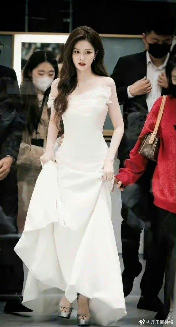 白月光的氛围感：鞠婧祎和白鹿相似造型，穿婚纱做宣传！