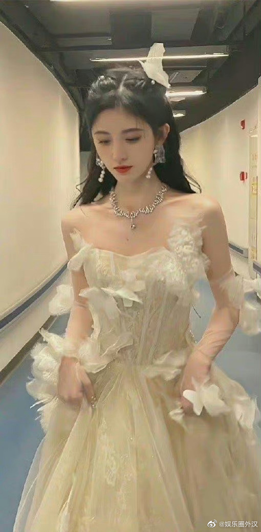 白月光的氛围感：鞠婧祎和白鹿相似造型，穿婚纱做宣传！