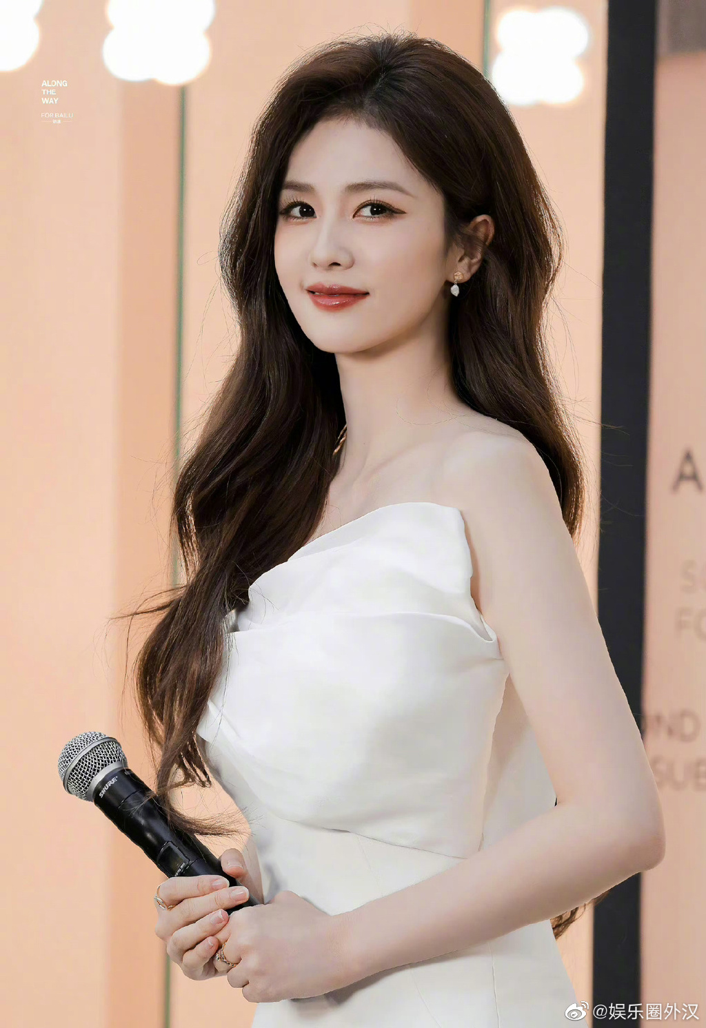 白月光的氛围感：鞠婧祎和白鹿相似造型，穿婚纱做宣传！