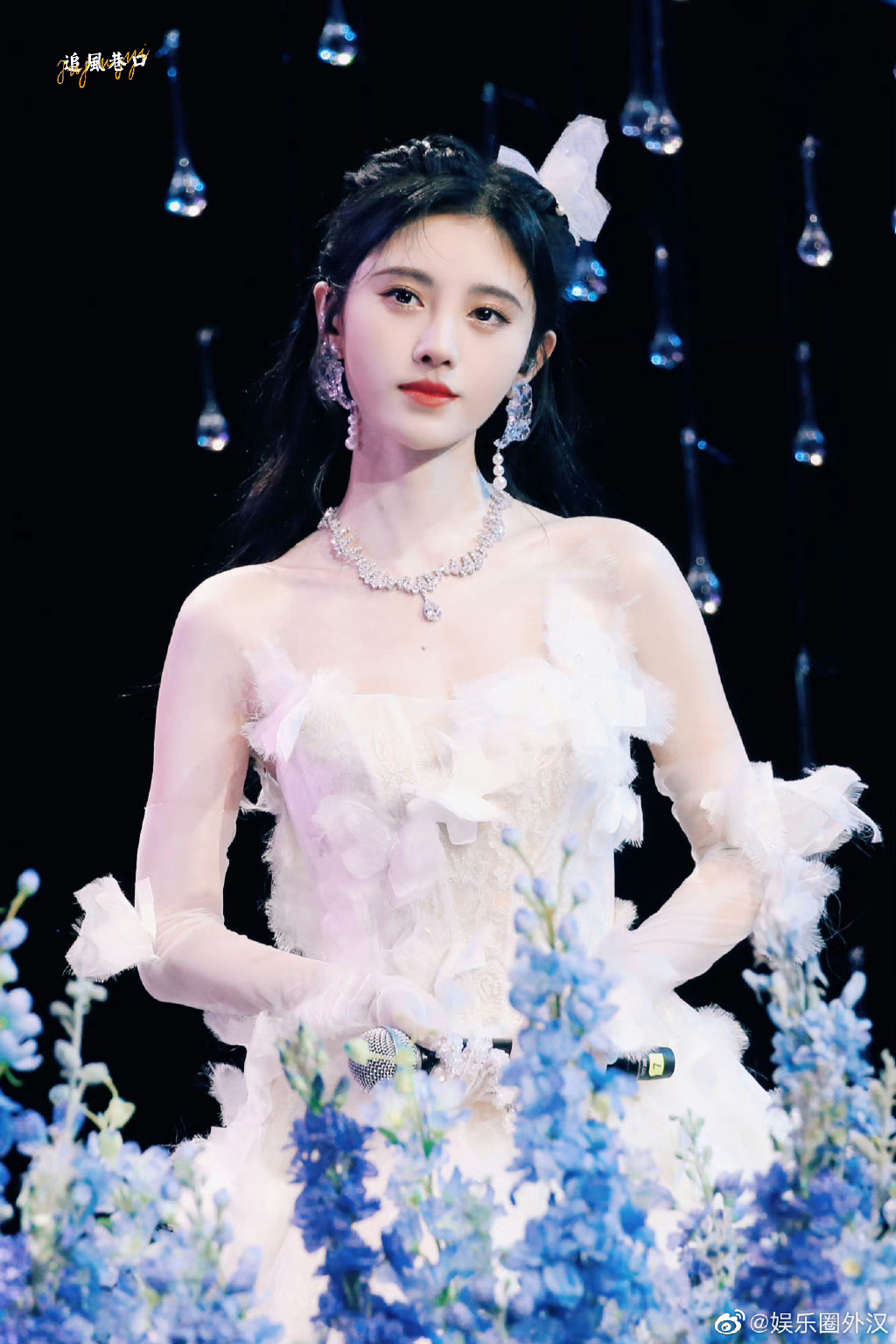 白月光的氛围感：鞠婧祎和白鹿相似造型，穿婚纱做宣传！