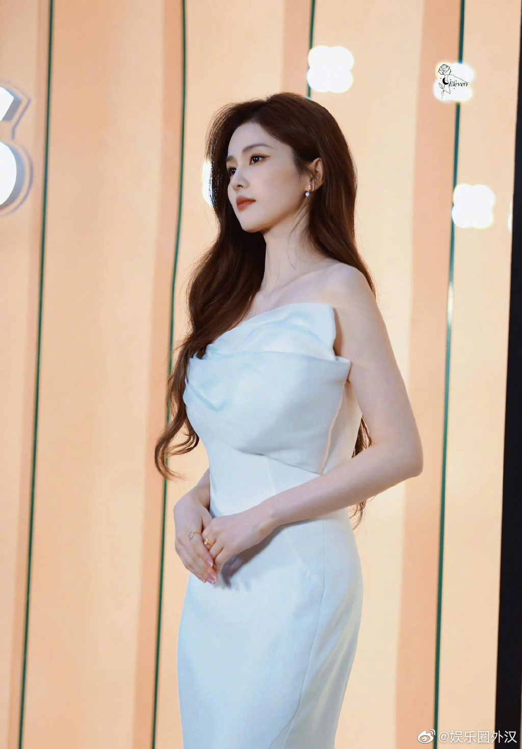 白月光的氛围感：鞠婧祎和白鹿相似造型，穿婚纱做宣传！