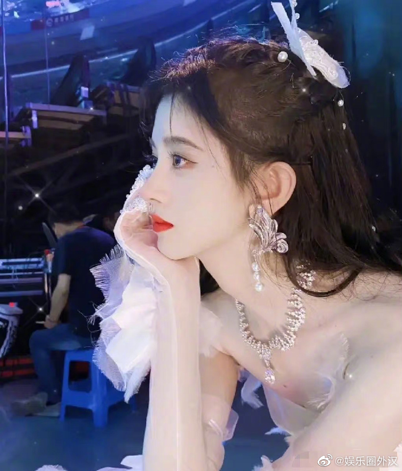 白月光的氛围感：鞠婧祎和白鹿相似造型，穿婚纱做宣传！