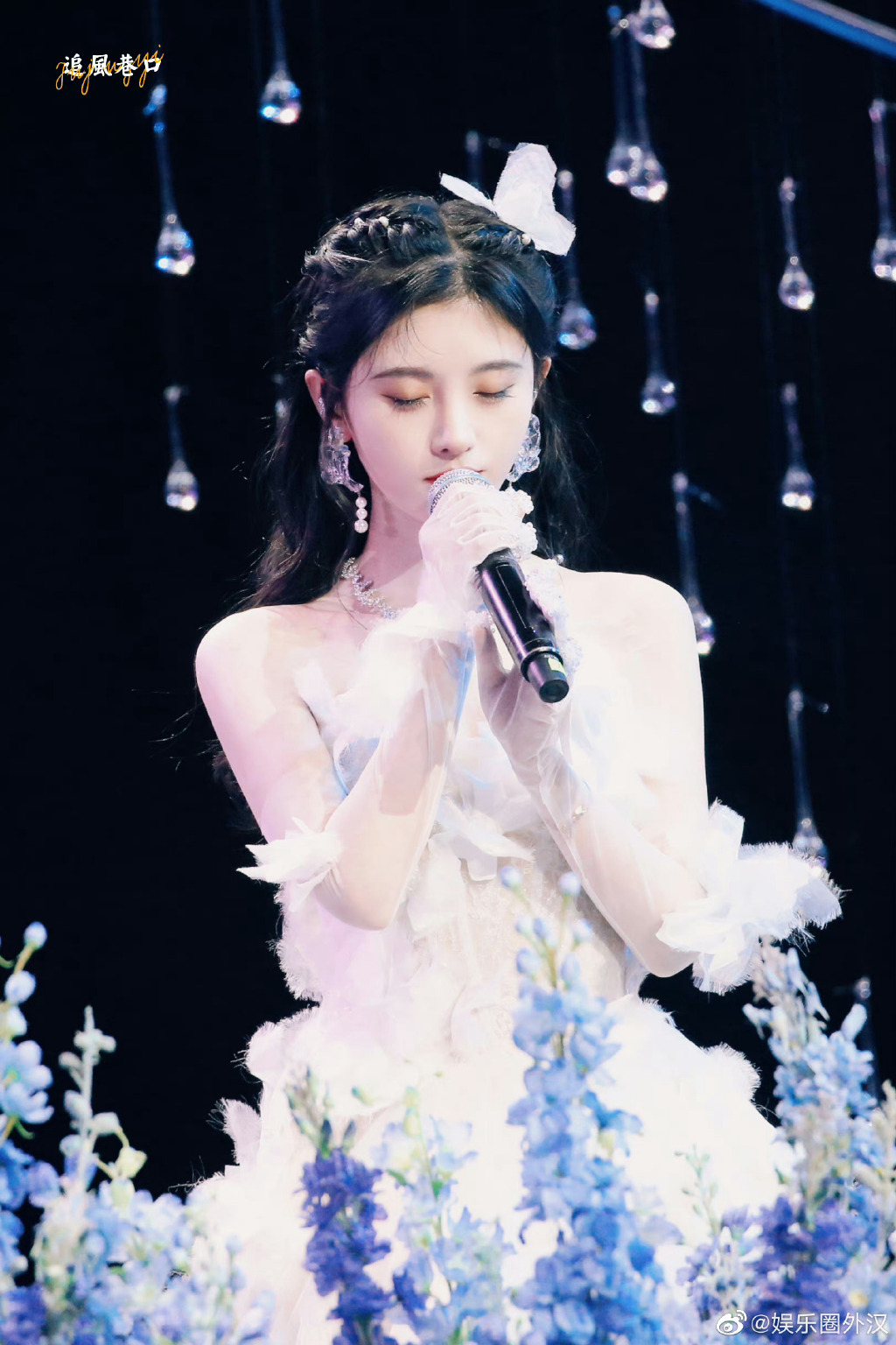 白月光的氛围感：鞠婧祎和白鹿相似造型，穿婚纱做宣传！