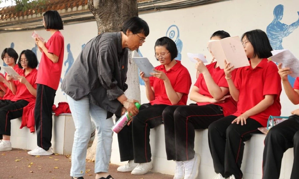 高考结束张桂梅又躲进空教室，倔强毕业生追着要抱抱