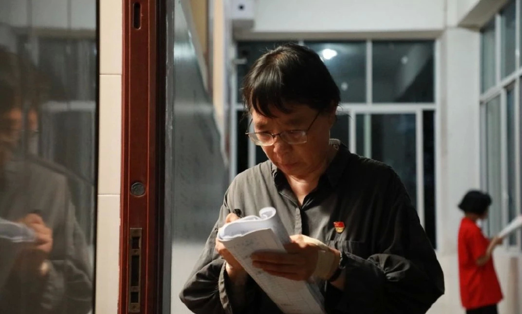 高考结束张桂梅又躲进空教室，倔强毕业生追着要抱抱