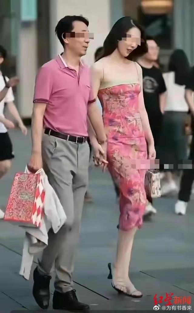 四川一公务员被曝出轨女同事后,街拍事件女主角的裙子火了