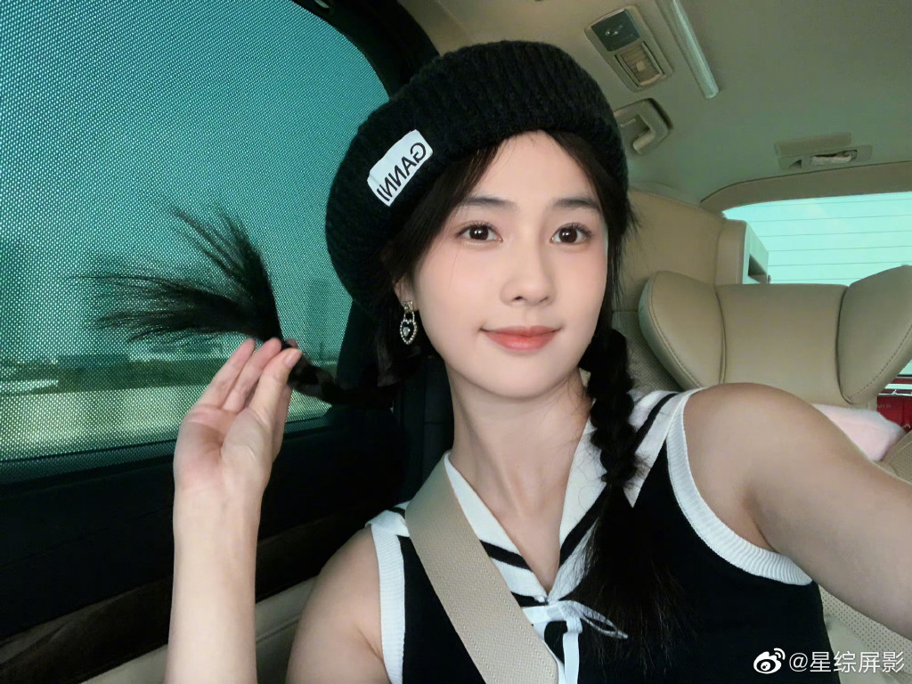 大热天戴个黑色毛线帽子，莫非白鹿你不热吗？