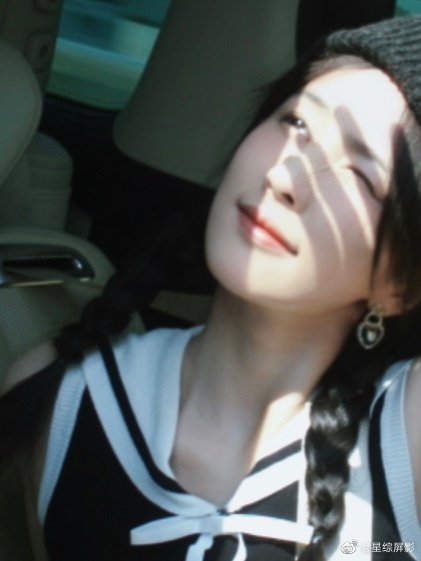 大热天戴个黑色毛线帽子，莫非白鹿你不热吗？