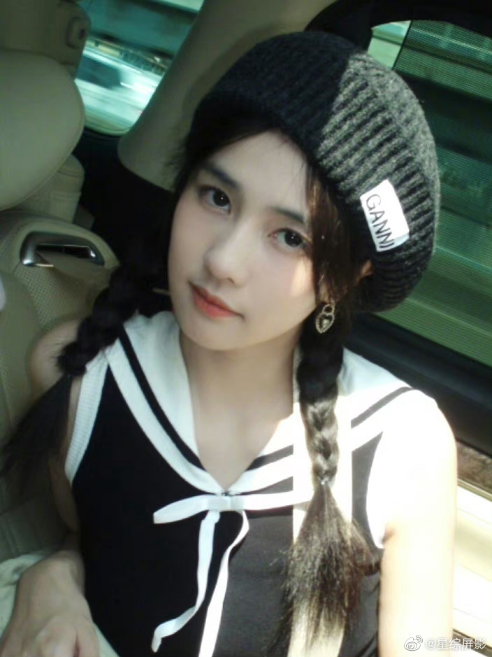 大热天戴个黑色毛线帽子，莫非白鹿你不热吗？