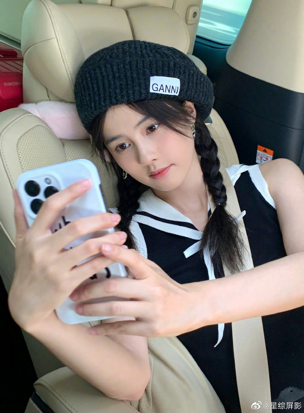 大热天戴个黑色毛线帽子，莫非白鹿你不热吗？