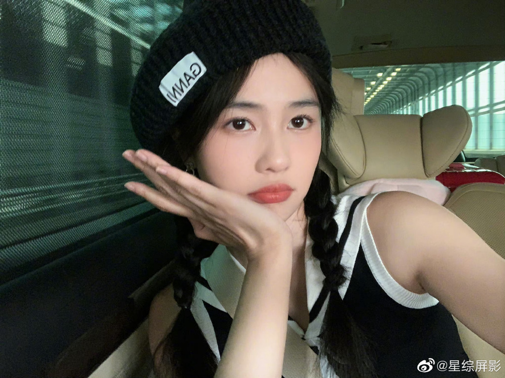 大热天戴个黑色毛线帽子，莫非白鹿你不热吗？