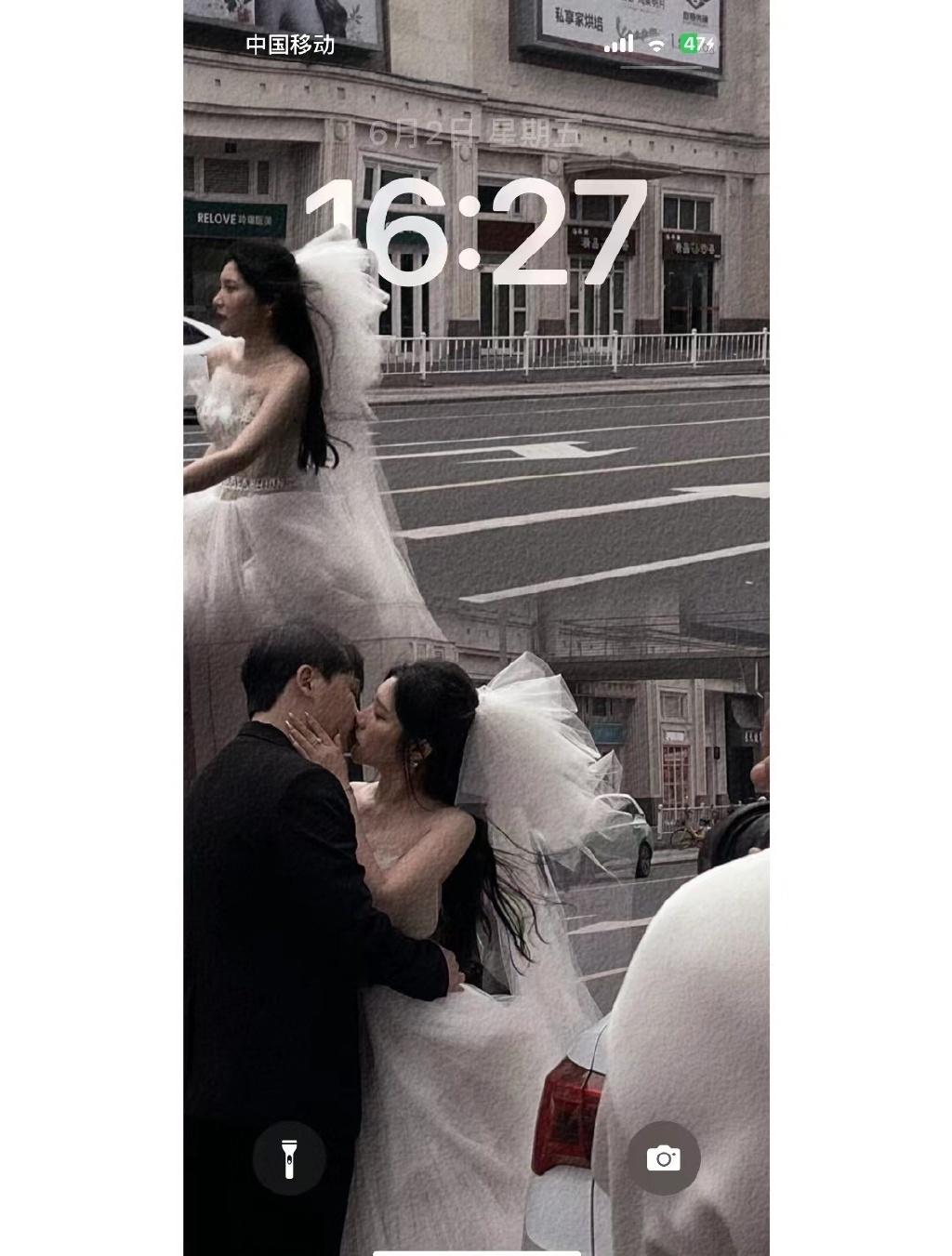 女子拍婚纱照发朋友圈被同事教育，善意提醒也需要理解