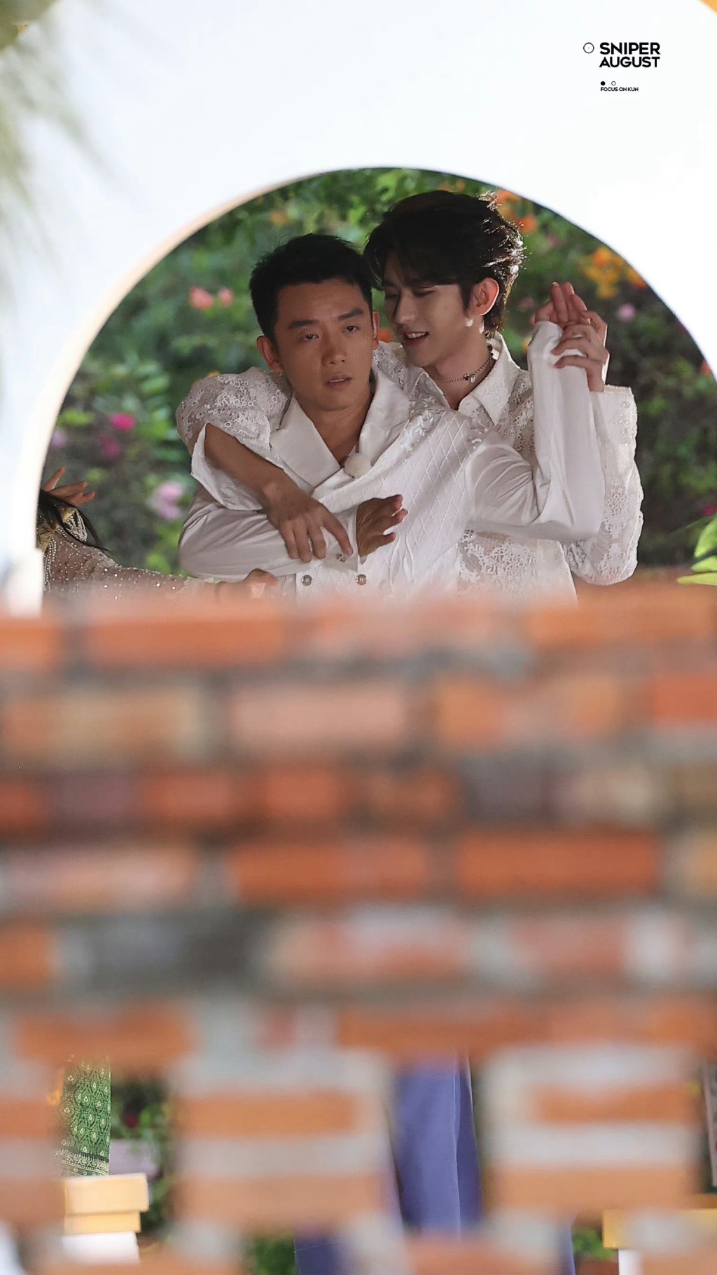 没开玩笑：蔡徐坤看郑恺的眼神深情注视，我真的很嫉妒