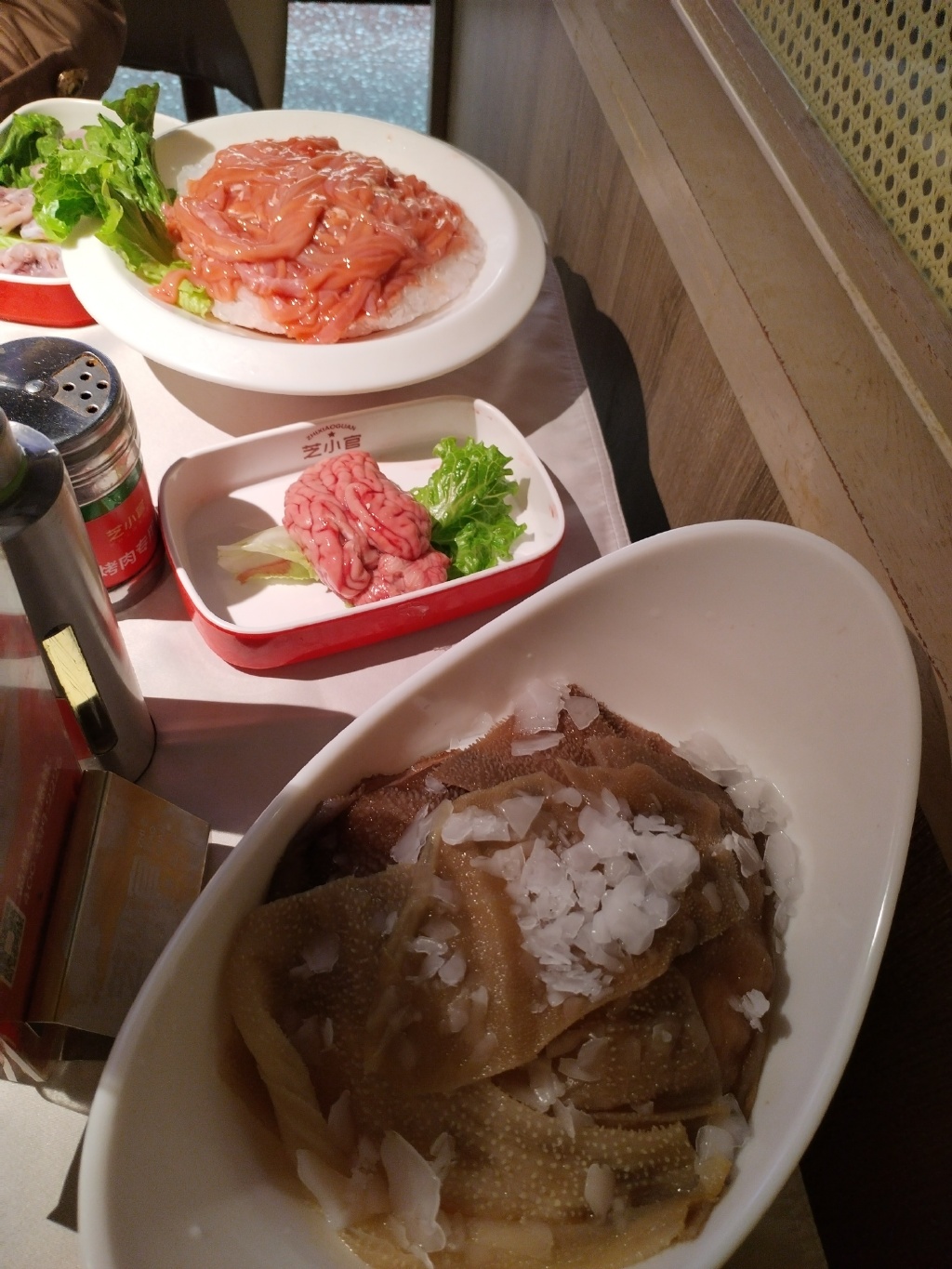 武艺32年来第一次吃毛肚，就觉得它长的太丑！