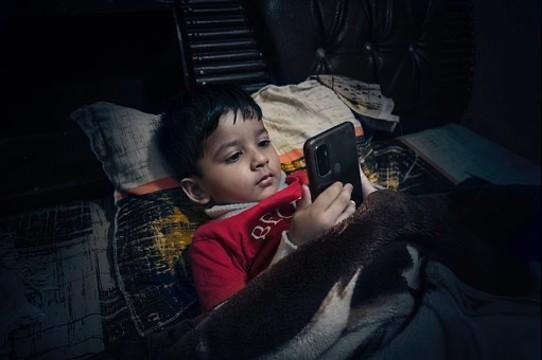 侧躺着玩手机危害有多大你知道吗？使用手机的正确姿势