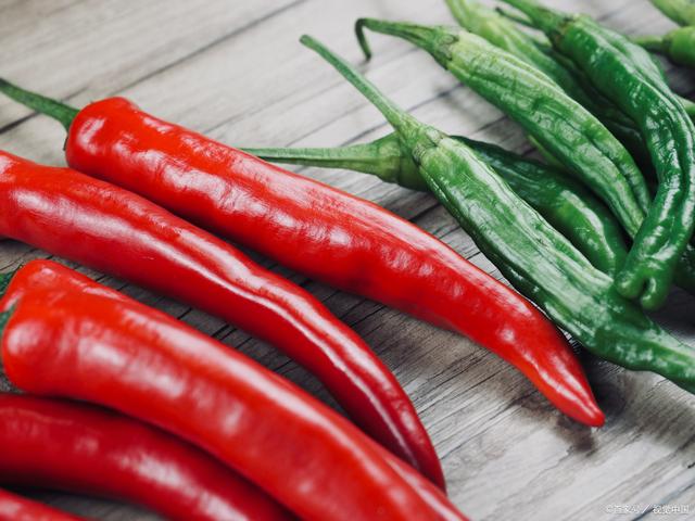 民间有传言说:辣椒可以扩张血管,高血压患者吃辣椒能降血压