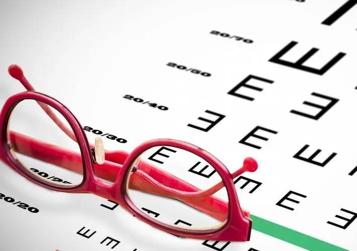 又来辟个谣：关于配眼镜时度数低一些，会让眼睛更舒服吗